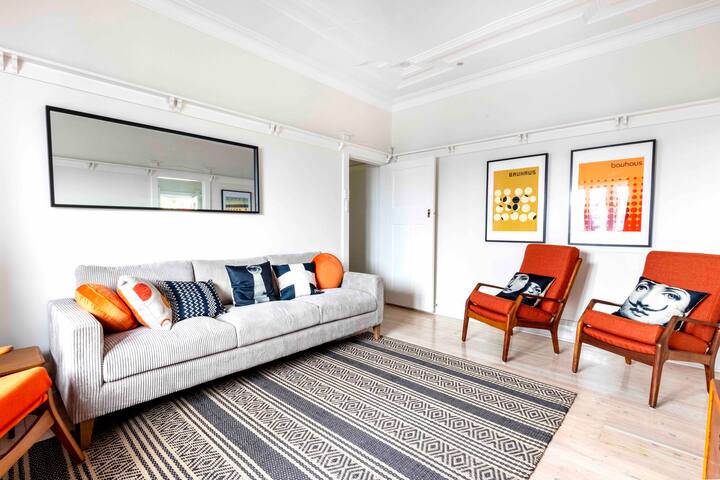 Stylish Deco apartment minutes from Bondi Beach