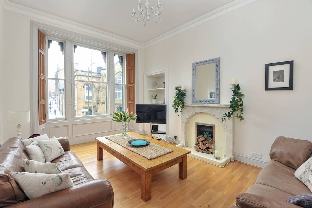 spacious south facing lounge tv and wifi