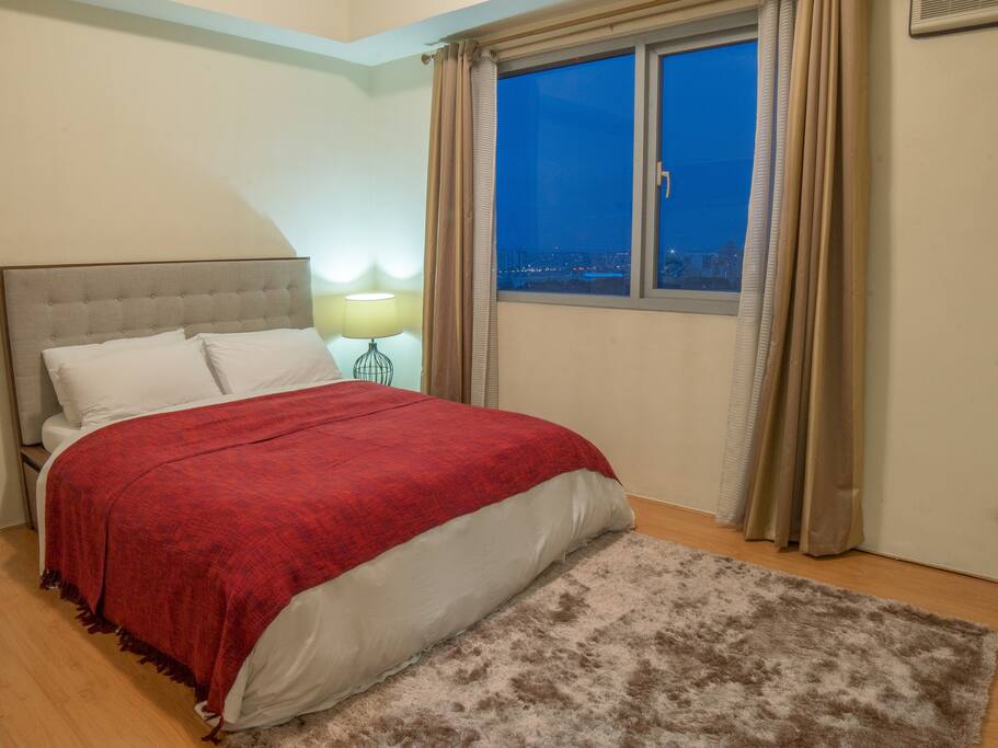 Bedroom with queen bed