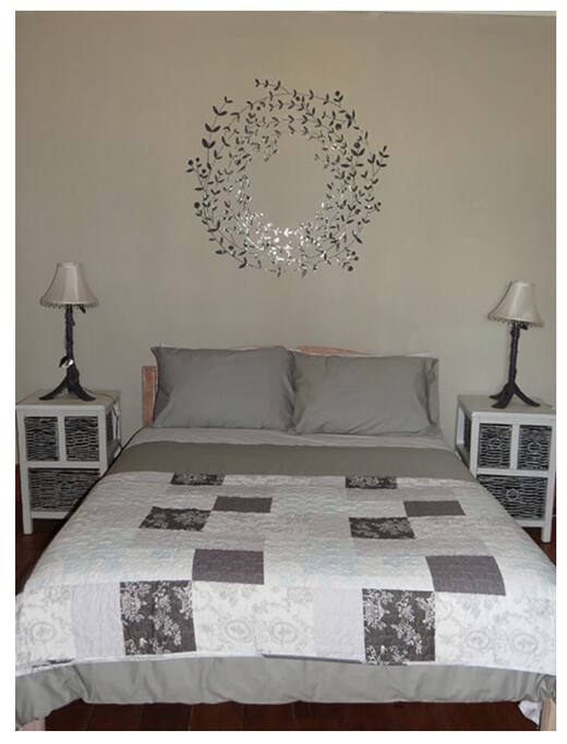 Family bedroom with 1x double bed and 2x single beds