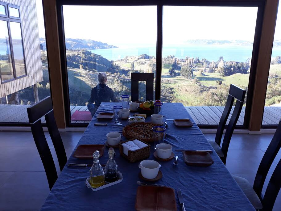 El desayuno consta de frutas, cereal, yogur, café-te, leche, tostadas, huevos de campo, mermelada y pastel de fruta o algún alimento local.