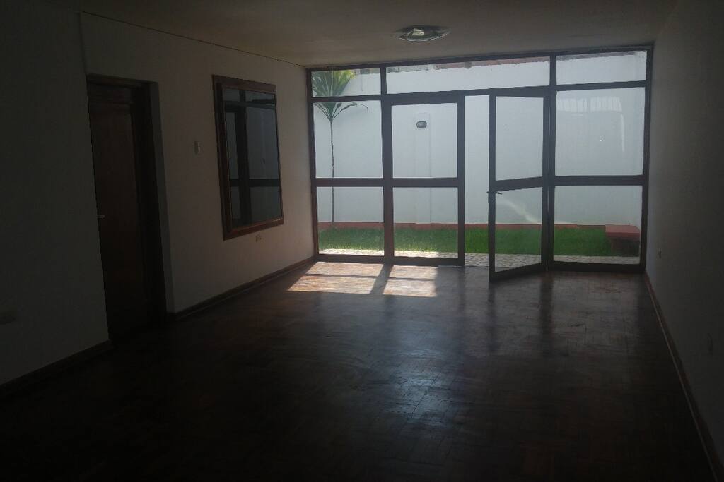 Visto de la sala con mamparas hacia el jardín