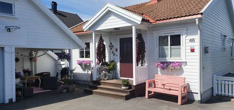 Solrikt hus, nær strender og rideskole på fevik.