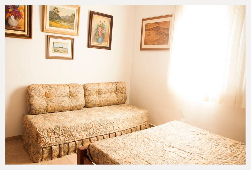 Quarto (cama solteiro + cama casal)