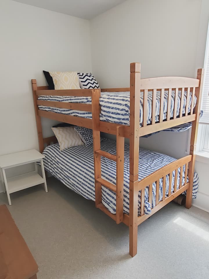 Spavaća soba na glavnom katu s krevetima na kat. 