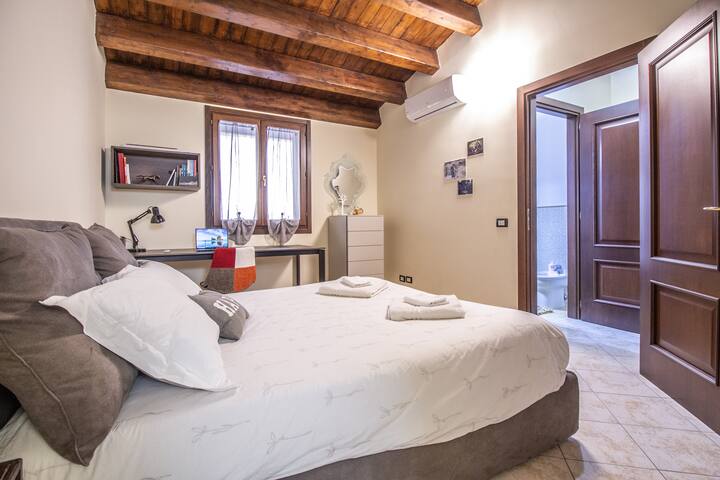 Bedroom with heating and air conditioning / Bedroom with heating and air conditioning