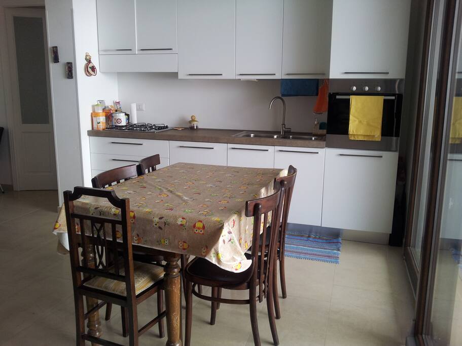 Cucina completa di elettrodomestici ed accessori