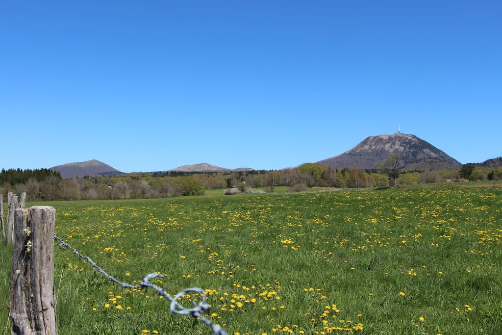 Le Puy de Côme à Gauche et en dessous le point blanc, c'est le chalet. A droite le Puy de Dôme