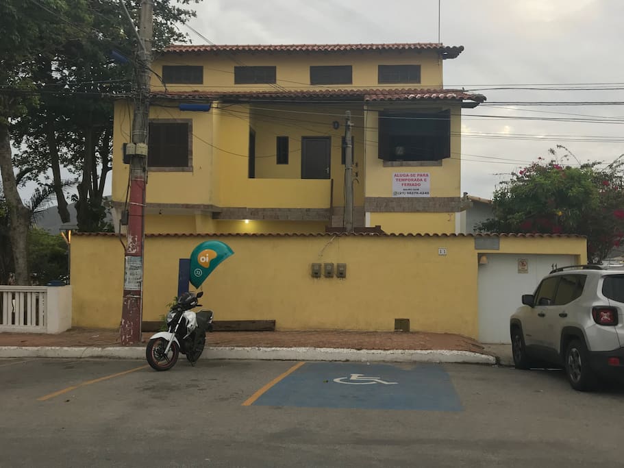 Frente da casa com vaga disponíveis. Pode colocar o carro de frente para o portão da casa sem cobrança.