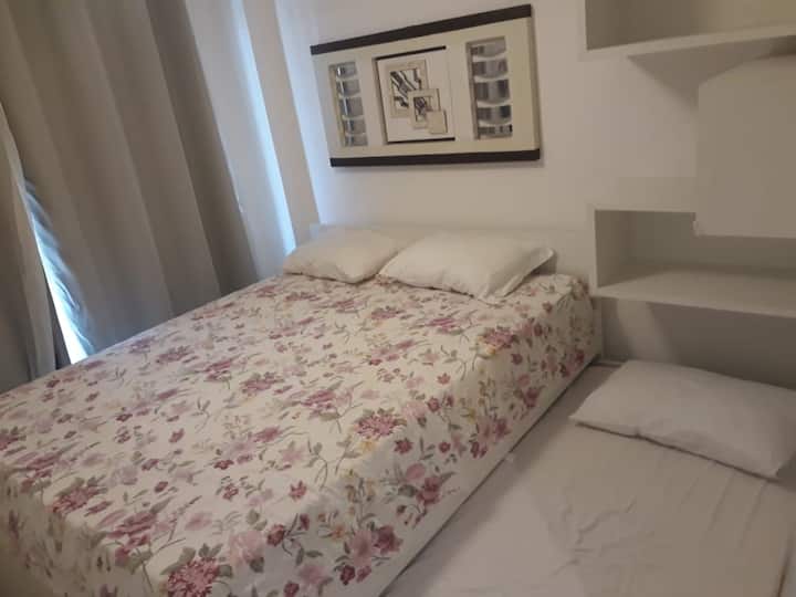 Chumba cha kulala (Kitanda cha watu wawili na kitanda kimoja cha msaidizi, vyote vikiwa na magodoro ya hewa)