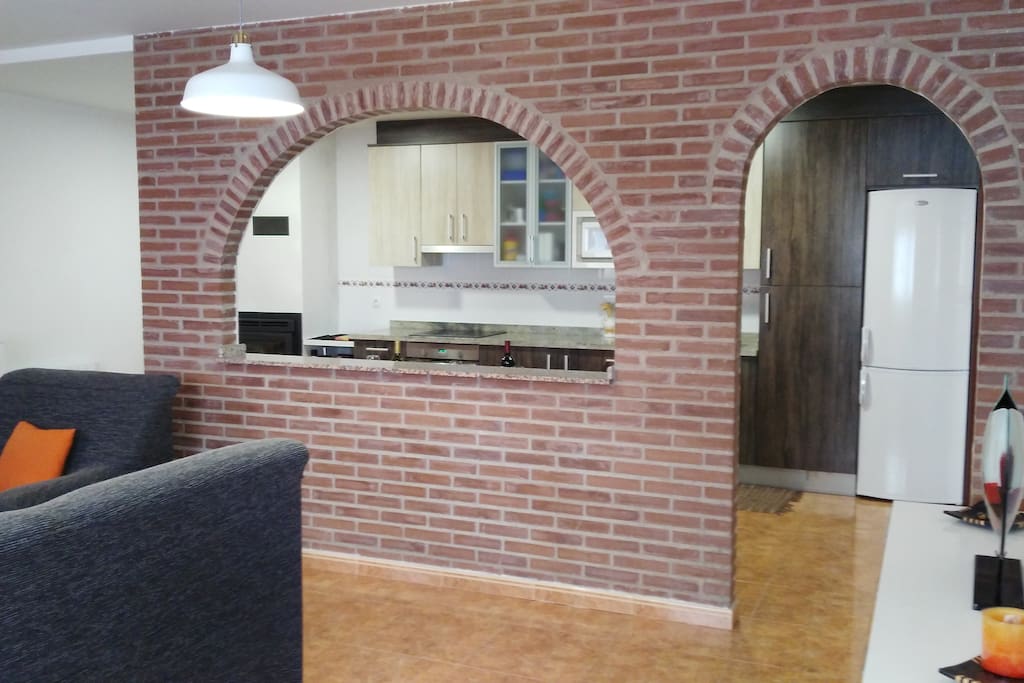 Arco de ladrillo que separa cocina y salón