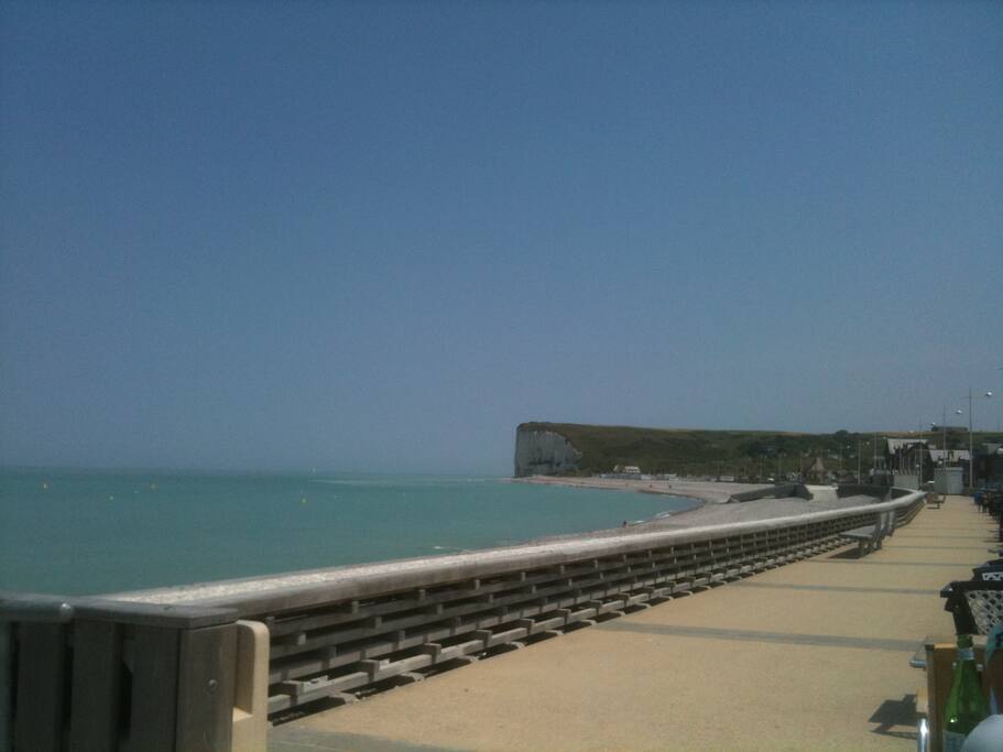 Le front de mer du village avec les restaurants et leurs terrasses