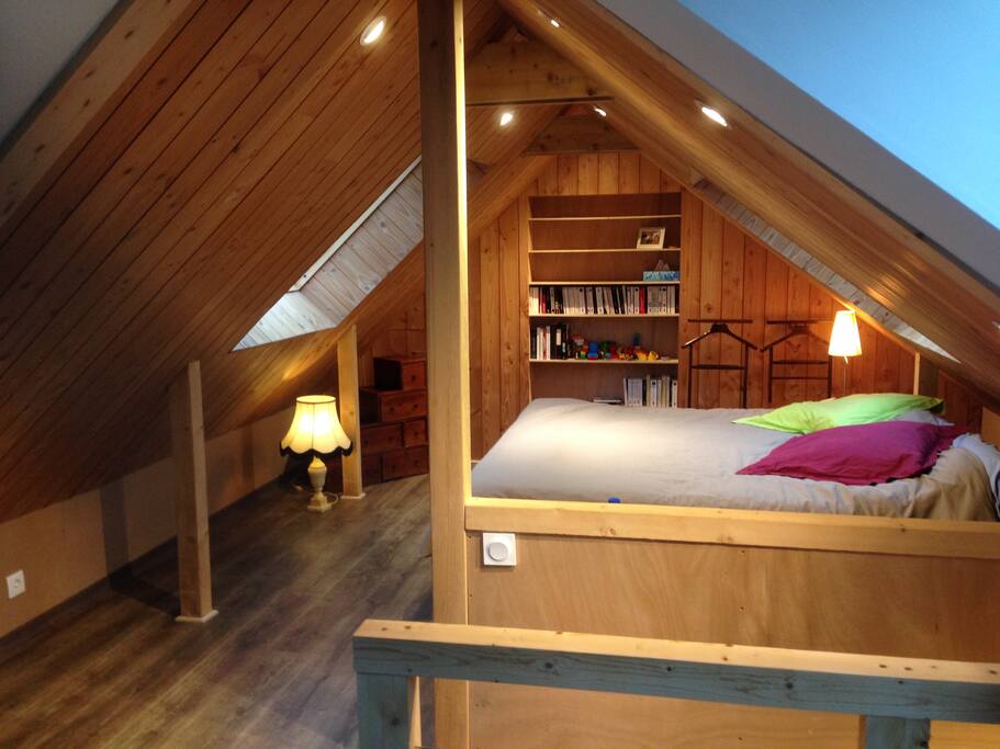 la chambre parentale avec 2 lits jumeaux (pour plus de confort!). Sous les combles, vous aurez la tête dans les étoiles grâce aux 4 Vélux. Si vous préférez l'obscurité, vous n'aurez qu'à cliquer pour fermer les volets électriques!