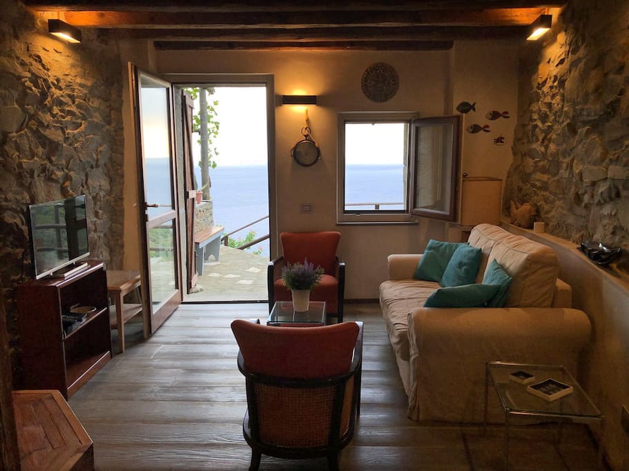 salotto con vista sull'esterno - dining room with view on the outside