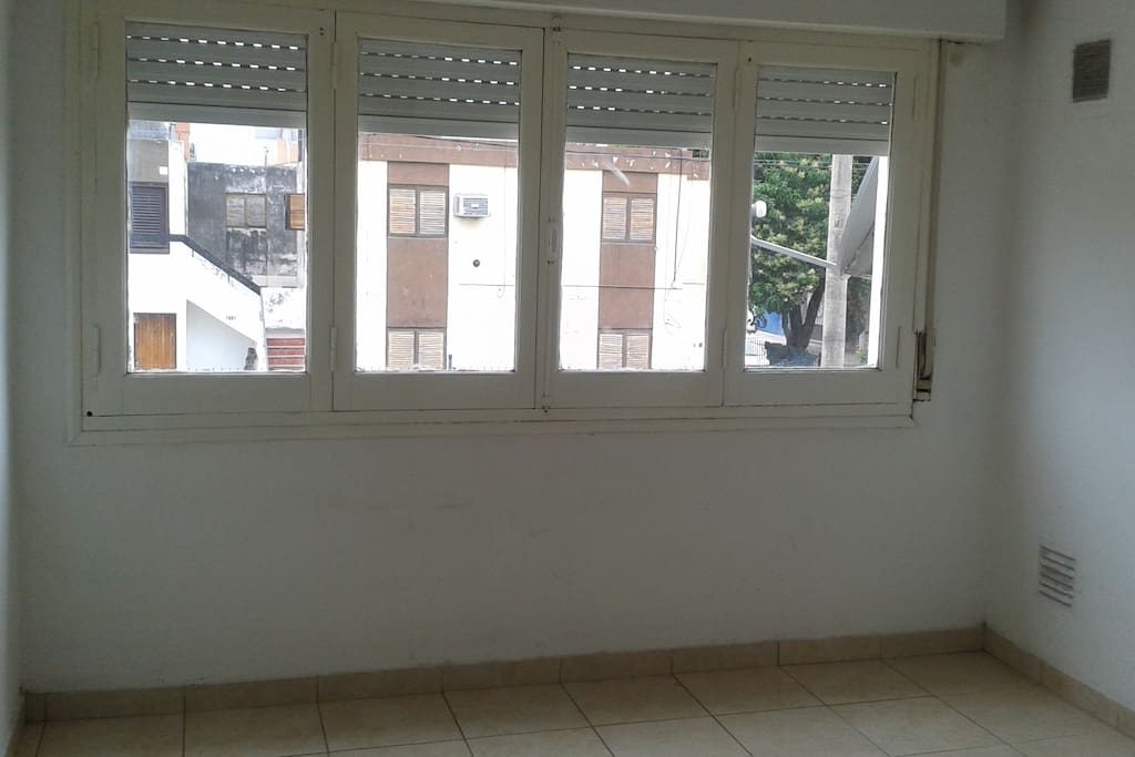 esa es la ventana, que da a la calle jose javer diaz