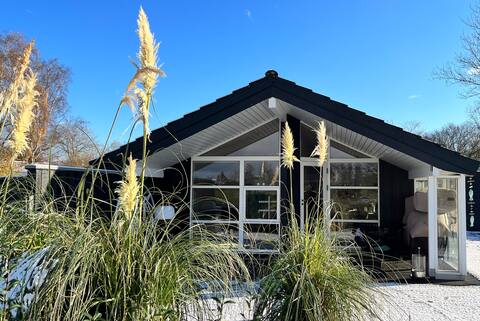 Cozy And Beachfront Cottage With Udespa.