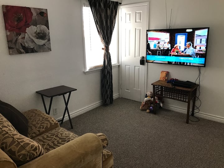 Dhoma e katërt e gjumit me televizor dhe krevat nga divani