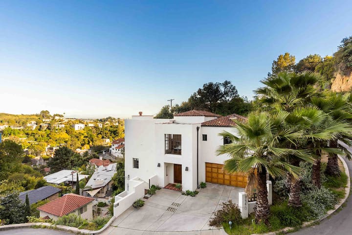 Sweeping Views, Hollywood Hills to Downtown!