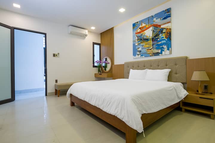 Phòng ngủ tầng trệt (the ground floor bedroom)