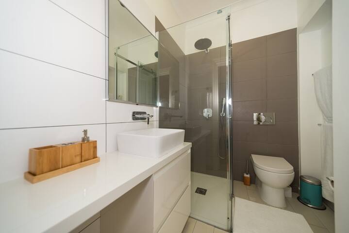 Central London 3-Bedroom Apartment gallery image 3