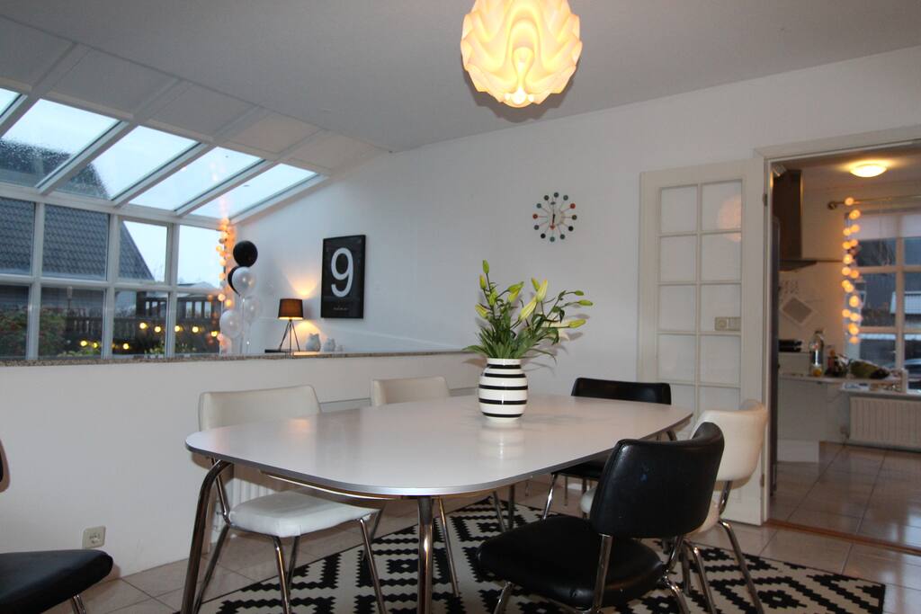 Kitchen table / living room