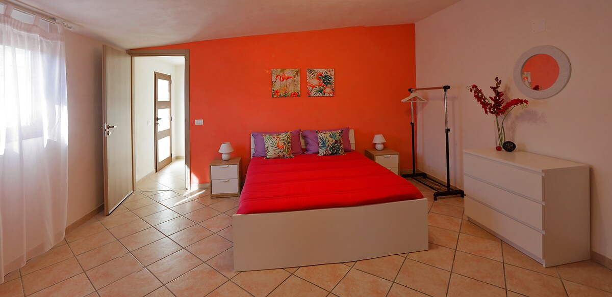 חדר שינה זוגי + ספה נפתחת לשני אנשים