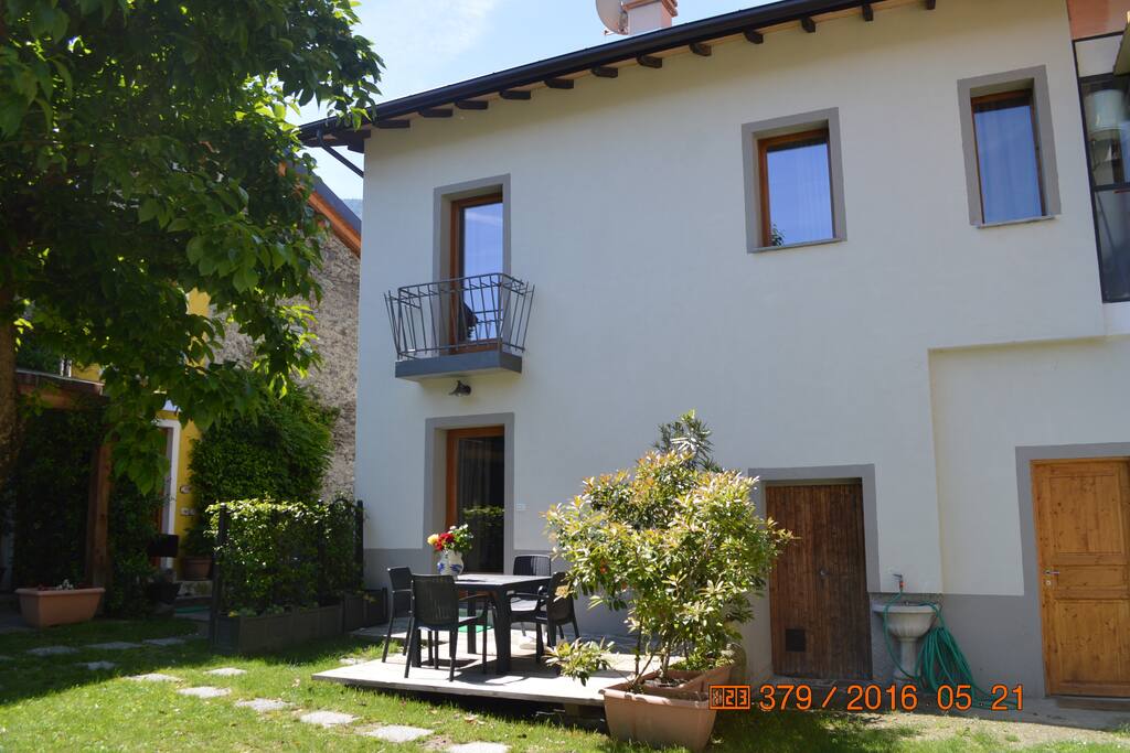 casa vista dal giardino