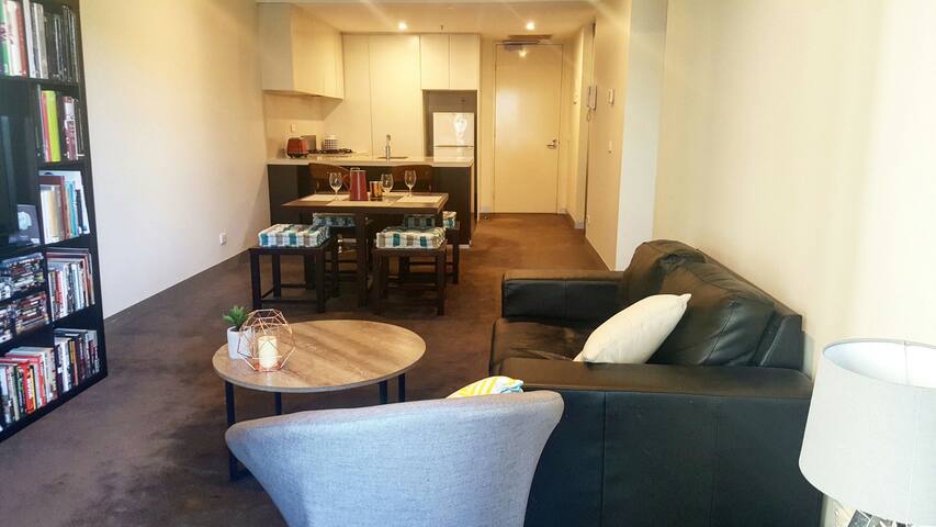 Grand Prix on Doorstep! 2BR w/ 1Car gallery image 4