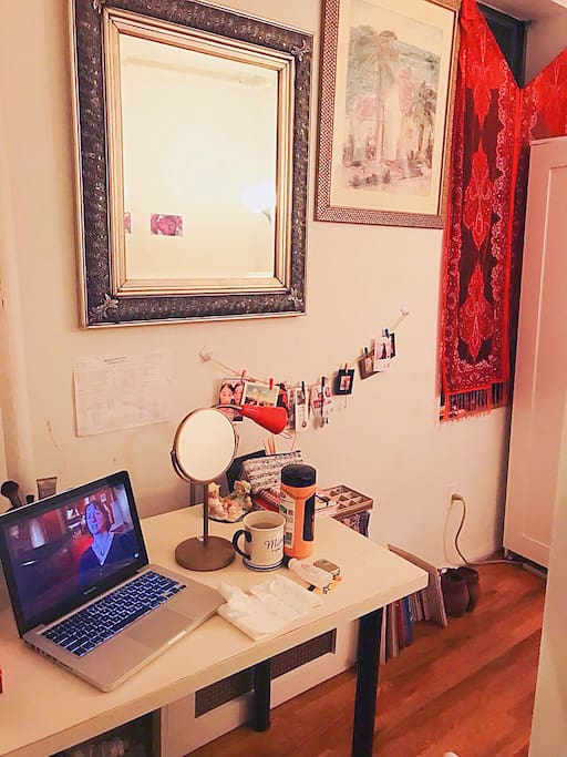 Bedroom: working space.