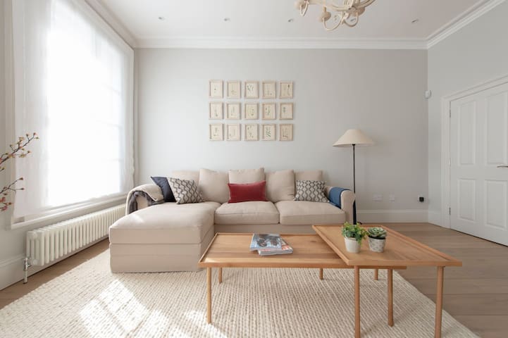 Chelsea Lovely Townhouse with AC