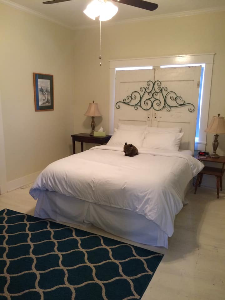 Dhomë gjumi e izoluar 3 me një krevat dopio "queen". Banjë aty pranë.  