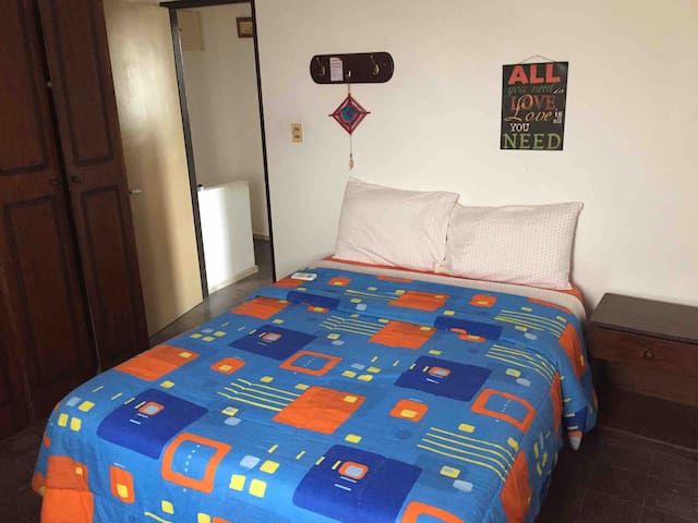 Stanza privata a casa di famiglia. Wifi, aria. 
 Prox the rambla