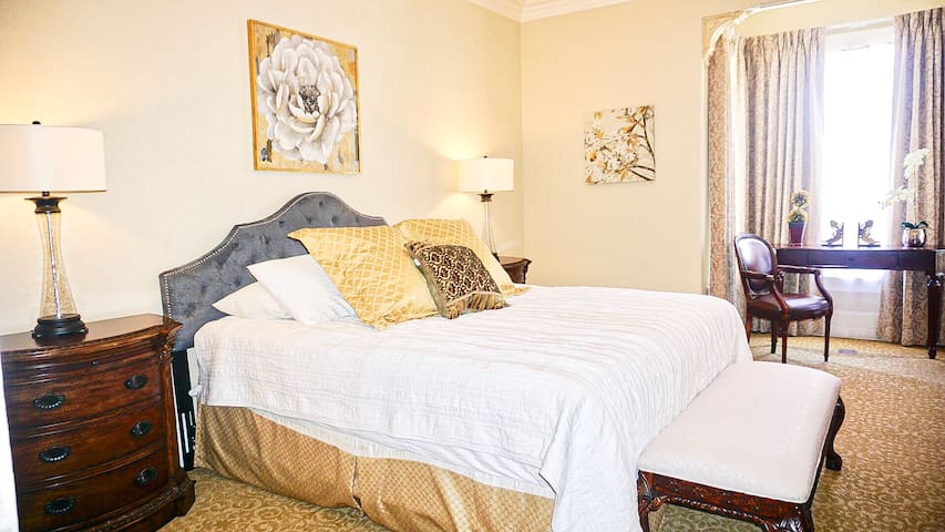 208 Mansion Suite (Breakfast Included)