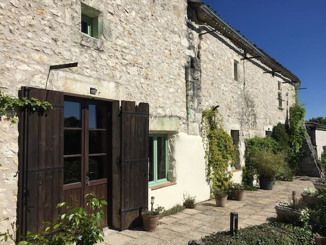 Spacious, private gîte for two, close to Eymet