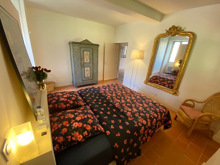 Bedroom downstairs (Bedroom #5) with built-in walk-in shower and sinks. Confortable lit queen size.