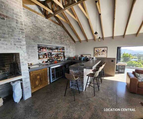 Scenic Mountain & Winelands views, Modern Design gallery image 3