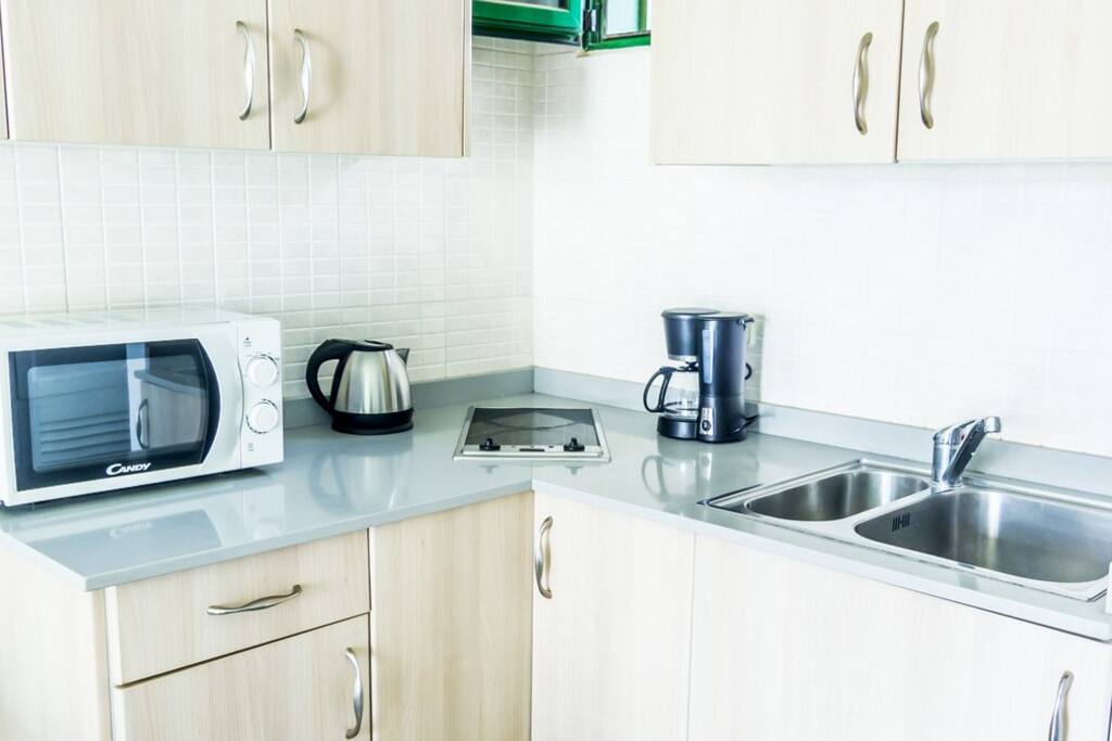 Cocina completa, dispone de microondas, calentador de agua cafetera y utensilios de cocina ,así como cubertería y menaje.