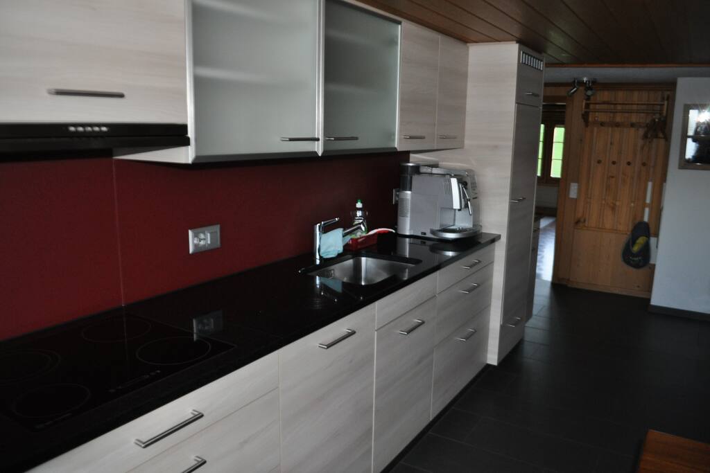 Küche mit grossem Kühlschrank und Gefrierfach