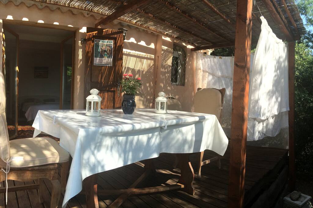 La terrasse, cabanon à la grecque