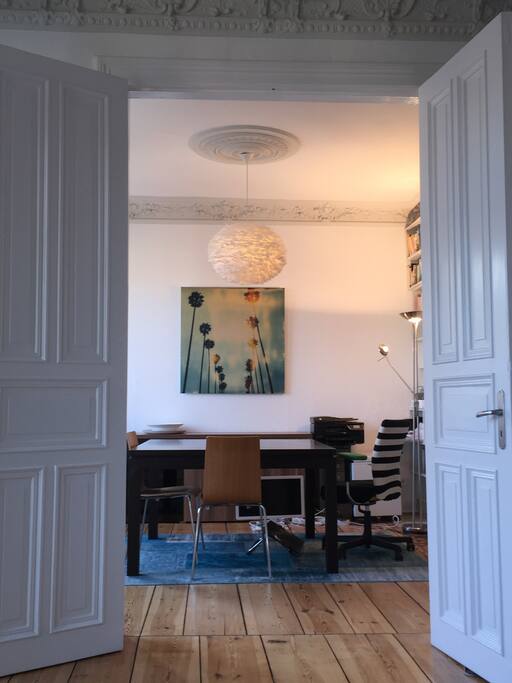 Durch die großen Flügeltüren ins Esszimmer