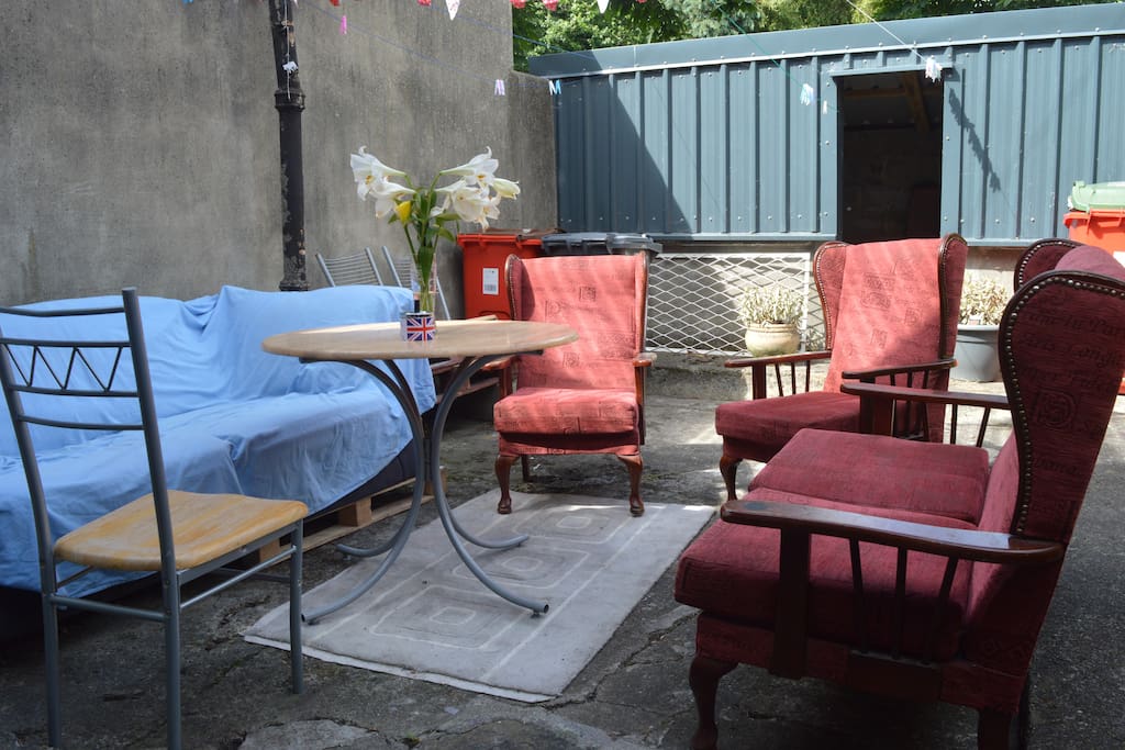 Comfortable dining area out in the back garden. Trees over hanging from the park beside the house make this place a tranquil haven in the middle of the city