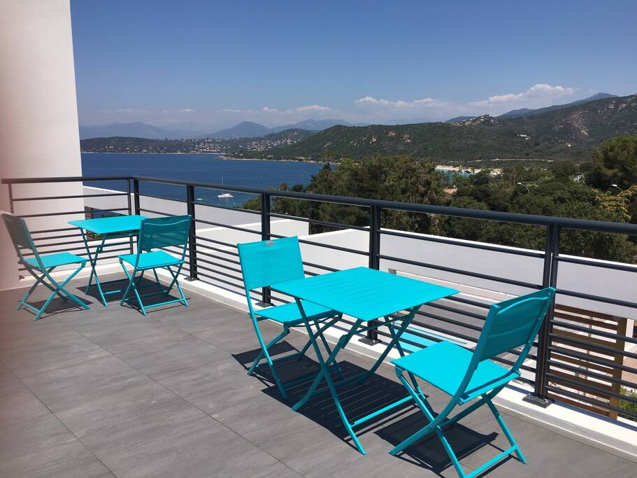 Deuxième terrasse vue mer avec coin breakfast ou tea Time face à la mer