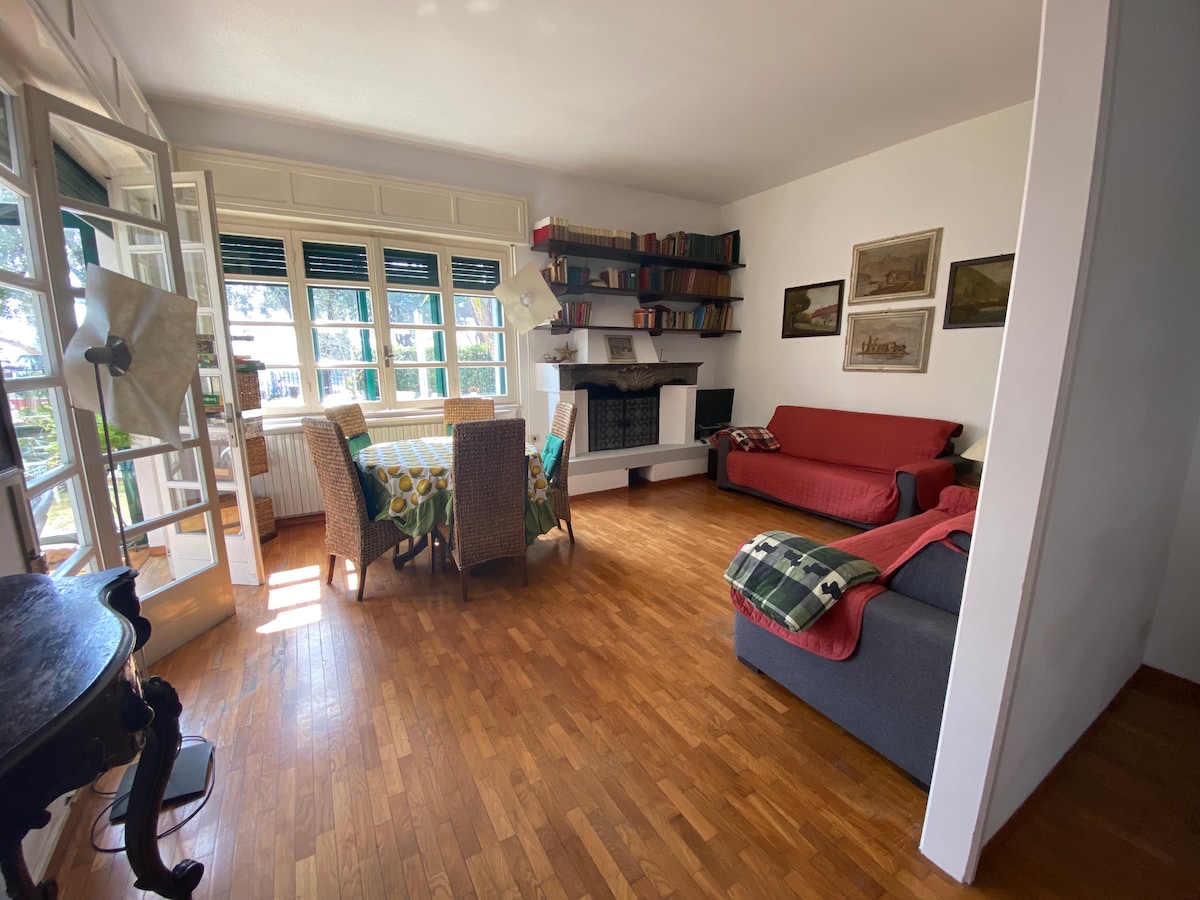 Obývačka má výhľad na jazero.