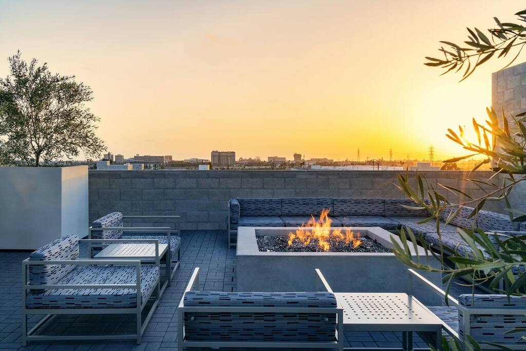Enjoy a relaxing beautiful vibe! California sunset's and at night DisneyLand Fireworks from the Rooftop!