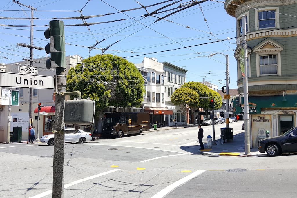 You're a 3 minute walk to Chestnut St. in the heart of the Marina and even less to the restaurants and shops of Union Street.