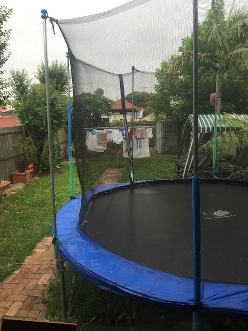 Bi garden, table and chairs,massive trampoline, BBQ