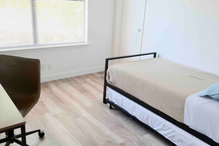 Სამუშაო სივრცე სტუმრების ოთახში. 
Სამუშაო მაგიდა მონიტორითა და HDMI კაბელით
Სრული ზომა - დილა-საღამოს ჩალაგება (ორი საძინებელი) 
Აქვს ბუნებრივი განათება, ერთი გასეირნება კარადაში და მეორე პატარა კარადა.