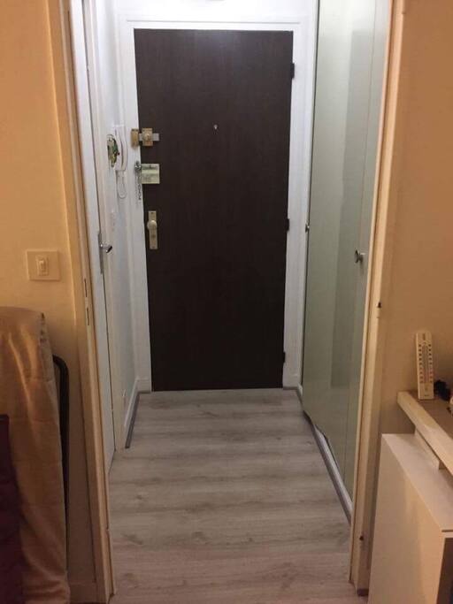 Entrée avec porte de salle de bain à gauche et placard à droite