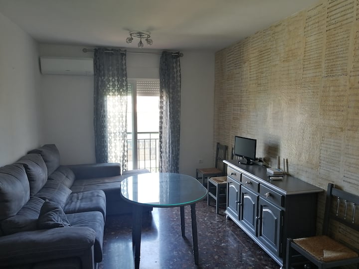 Quiet and cozy apartment 5 minutes from downtown Cazorla, with 2 bedrooms, 1 bathroom, large kitchen-dining balcony and free parking in the surroundings.