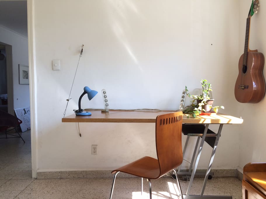 El cuarto cuenta con un escritorio y silla para trabajar.
